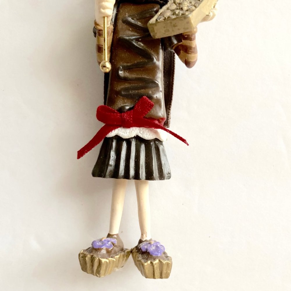 Hallmark 2005 Queen of Chocolate Ornament - Picture 4 of 8